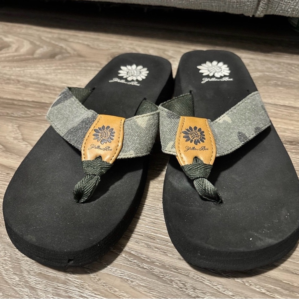 Yellow Box Black Flip Flop Sandal Sole with Branded Label - Picture 4 of 5